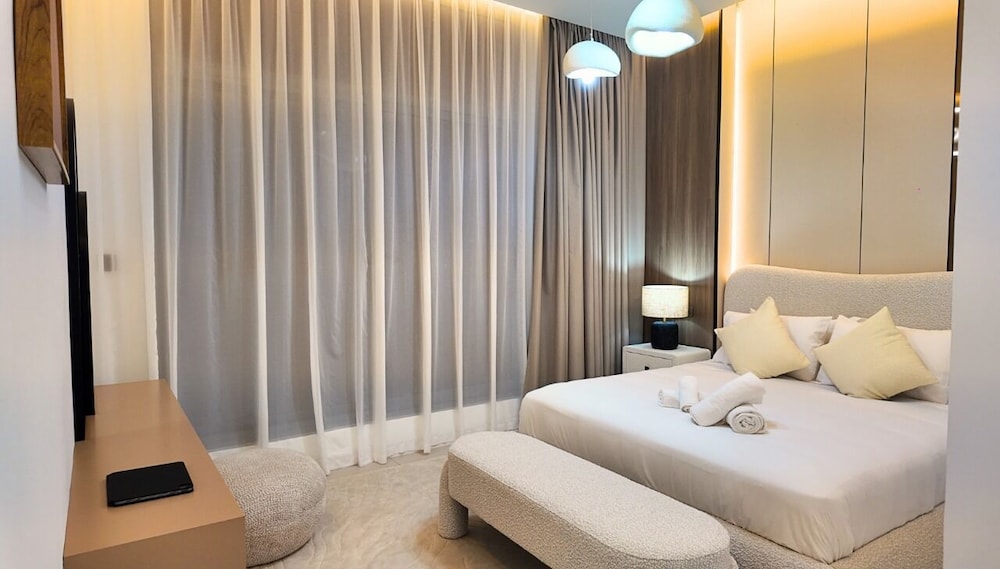Luxury 1BR w/ Balcony & Burj Khalifa View