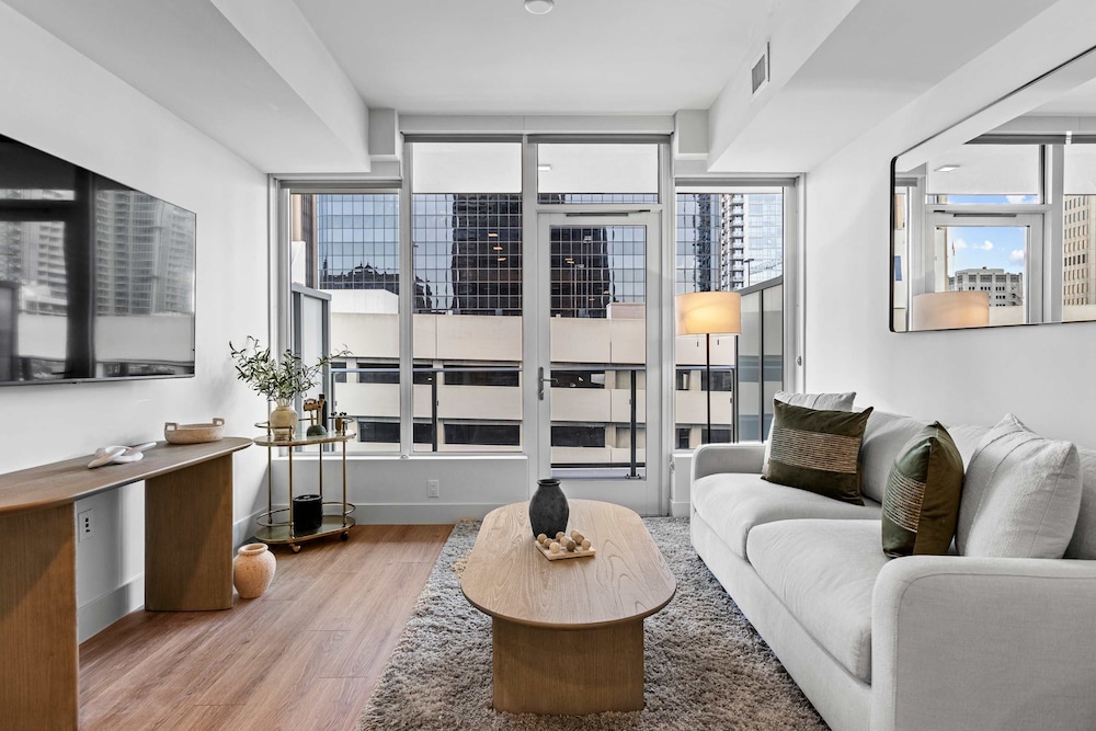 NEW Downtown Luxe King Suite Sauna Pool Access