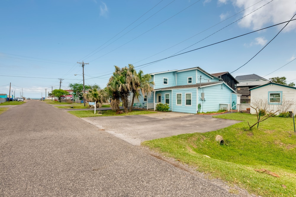 2 Blocks to Bay: Cabana Breeze' Rockport Rental! view 4