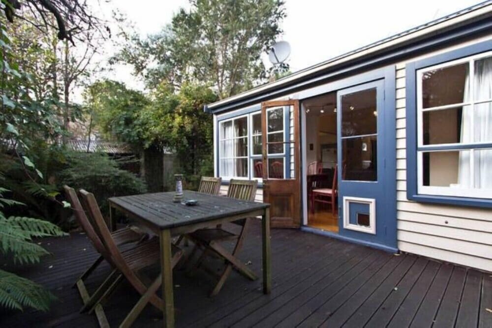 Christchurch City & Country Cottages - Brockworth Cottage