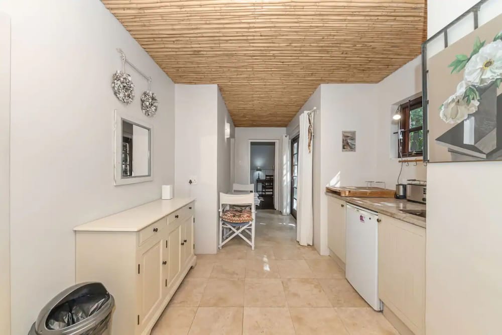 Tropical 1BD Hideaway Near Queens Beach, Fresnaye! view 5