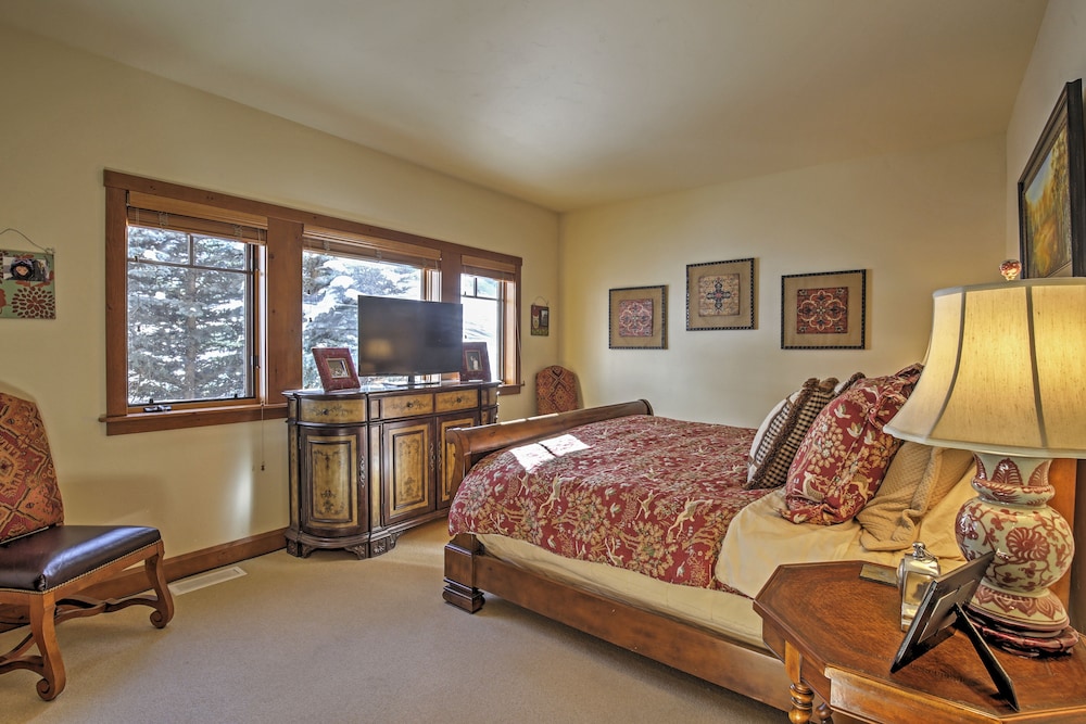 Ski-in/out Townhome w/ Hot Tub by Arrow Bahn Lift! view 5