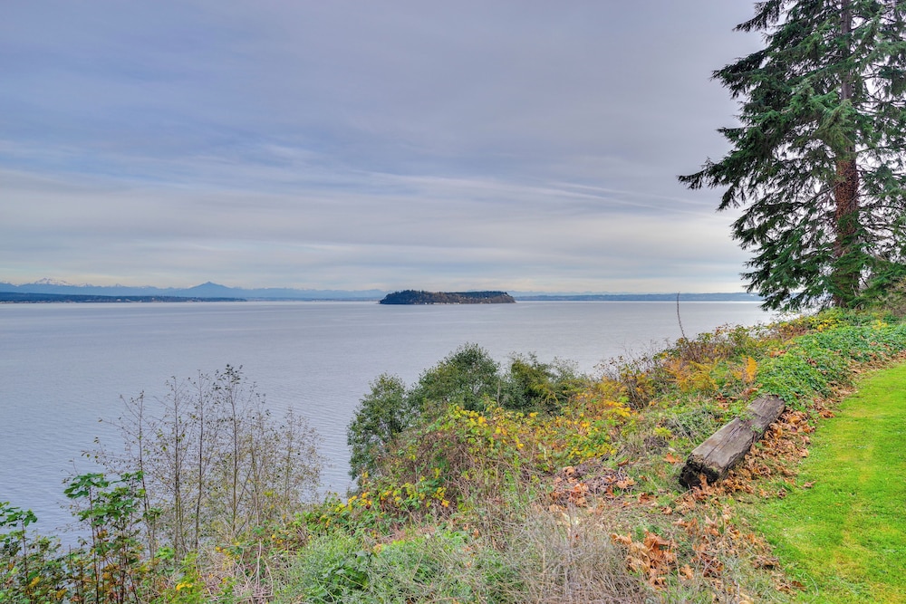 1/4 Mi to Beach: Family Home w/ Spacious Deck!