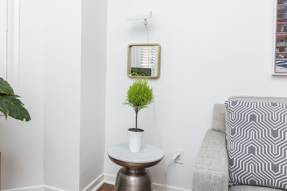 Applewood Suites - Queen West