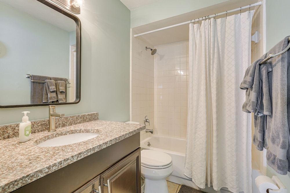 Private Pool & Spacious Yard: Cape Coral Getaway