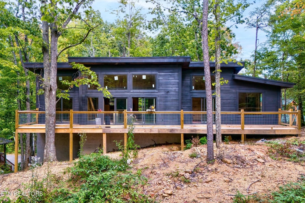 Brand New Cabin w Fire Pit Hot Tub Gameroom