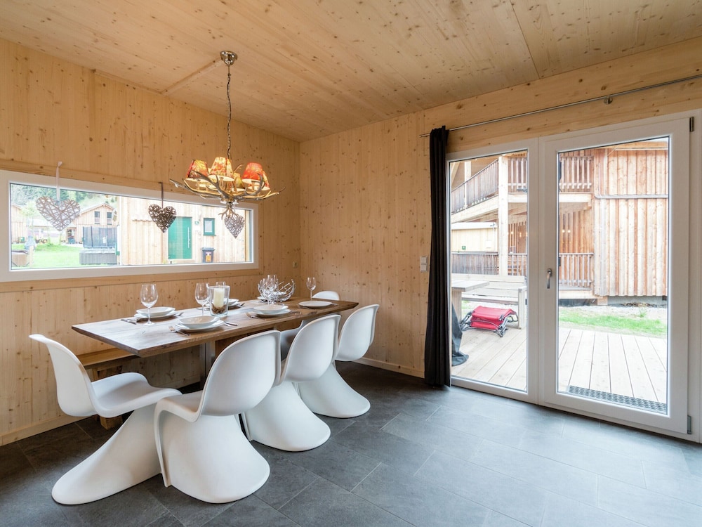 Cosy Chalet With hot tub