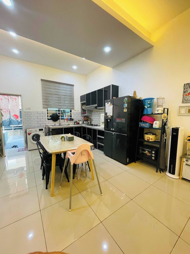 Spacious Family Homestay in Durian Tunggal With Private Pool