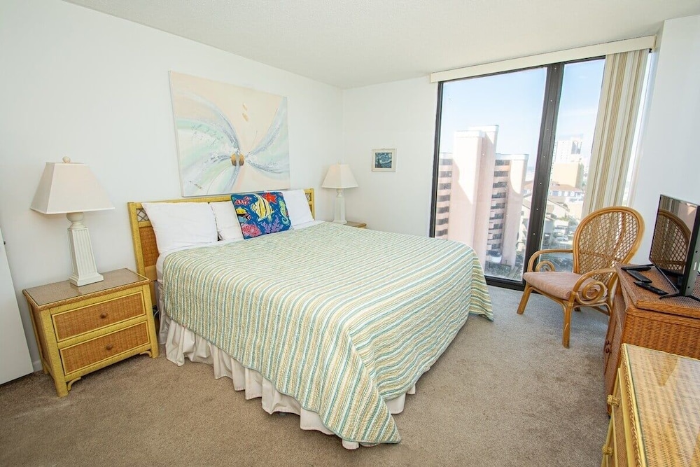 Sea Castle 8g 3 Bedroom Condo
