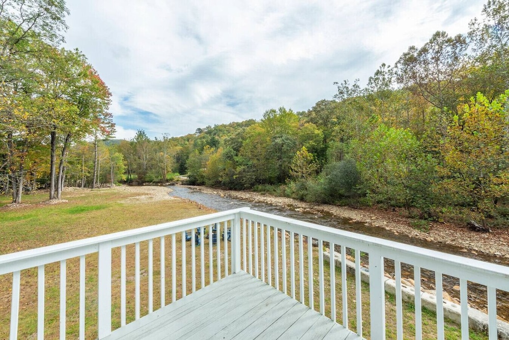Riverside Bliss Mountain Views Cozy Fires