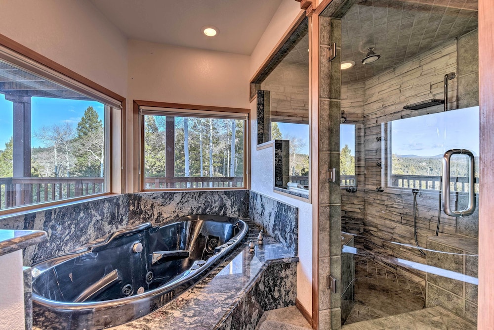 Falcon Rest: A Deluxe Angel Fire Mountain Retreat!