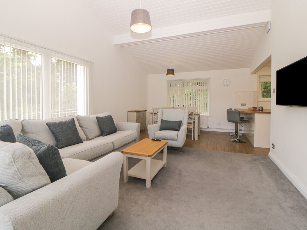 Harcombe House Bungalow 9