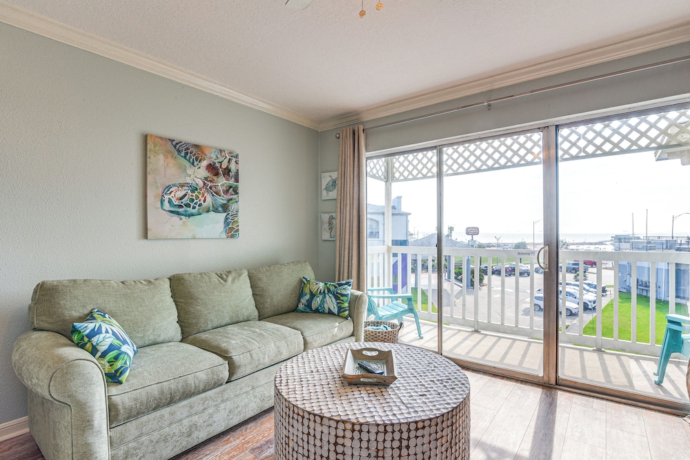 Pool & Hot Tub Access: Beachside Galveston Condo!