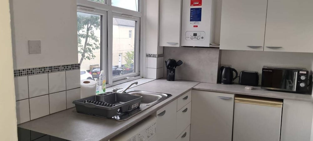 Cosy 2-bed Apartment - Sleeps 4 & Central