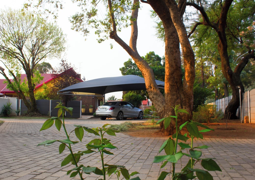 Madison House & Cottages
