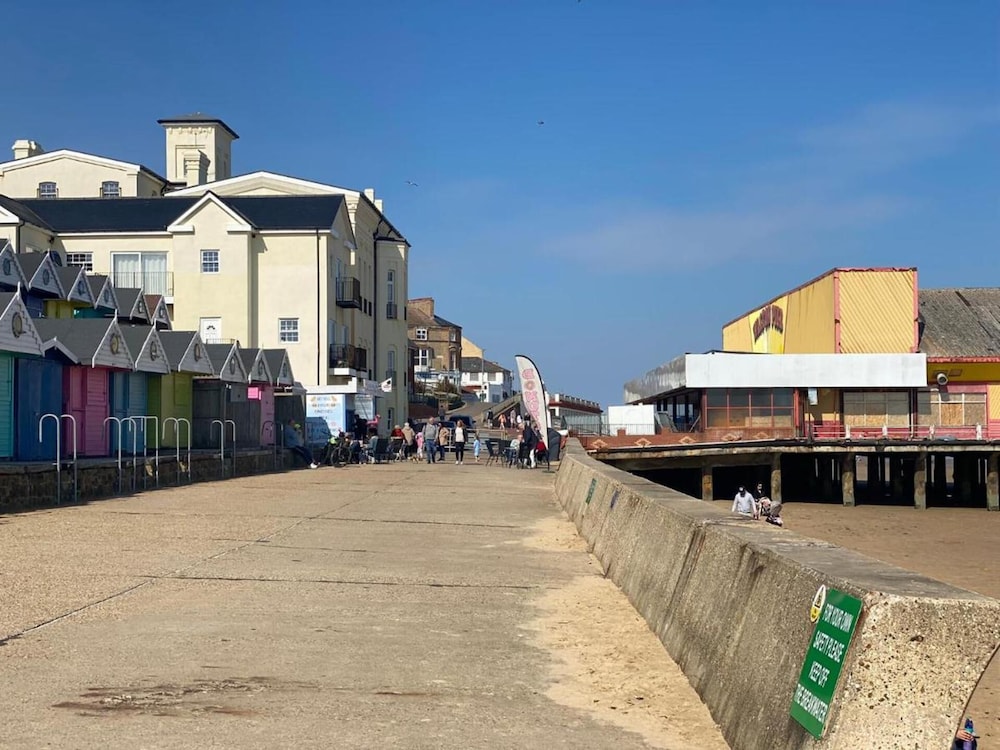 Beautiful 1-bed Apartment in Walton on the Naze view 2