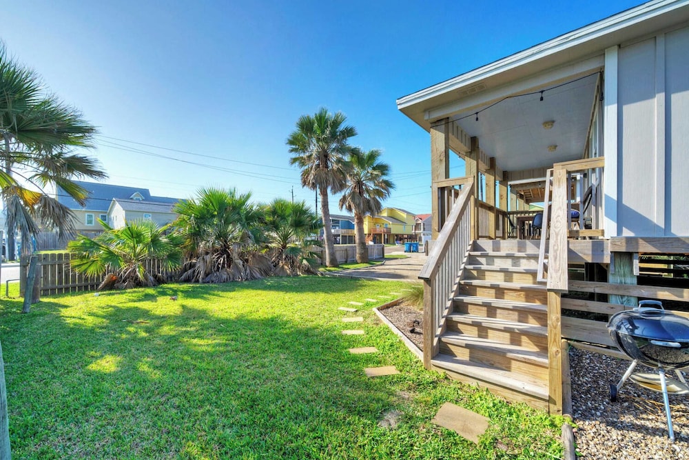 Dual Port A Cottages 2 Complete Homes Walk to the Beach + Patio Fully-equipped Kitchens