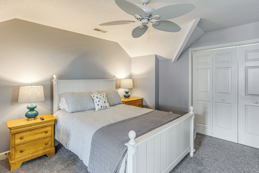 Marina & Pool: Roomy Golf-view Home in Southport