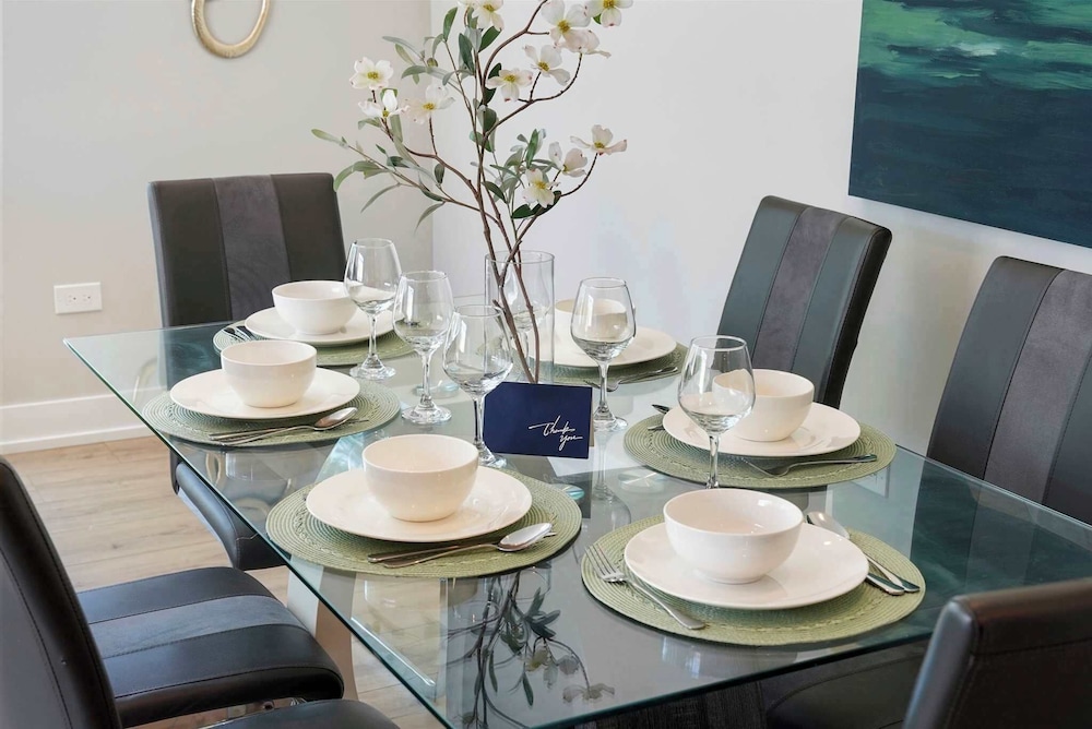 Modern 2br2ba Condo Free Parking and Balcony