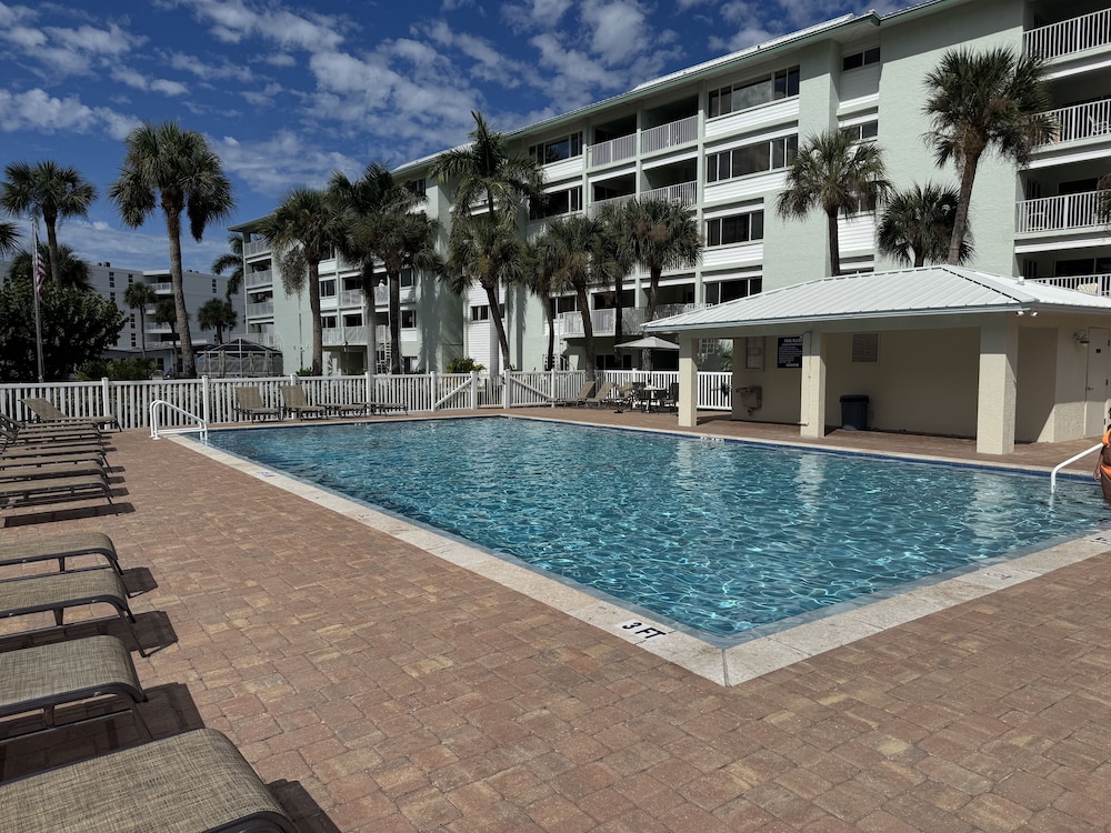 Siesta Treasure #4 2 Bedroom Condo