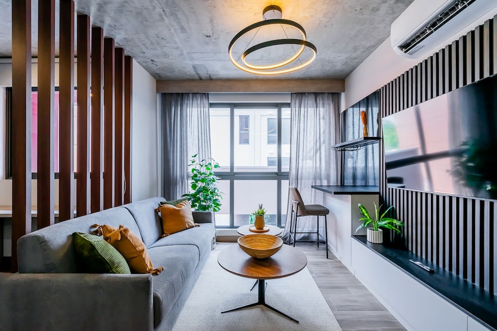 w Stunning 2BR w Great Deco in Centriqo