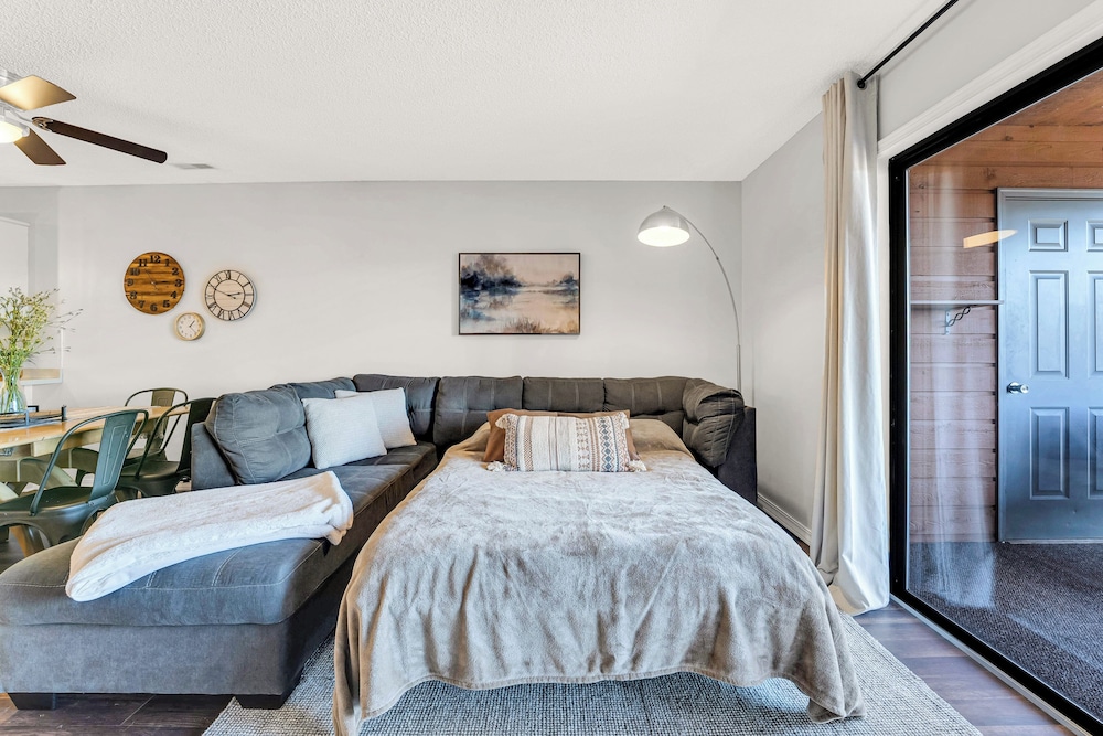 Bright Stylish Condo w/ Balcony