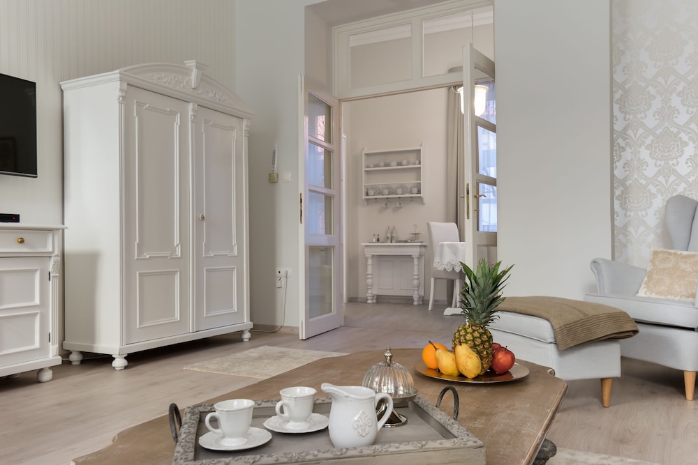 Chestnut & Eliza Suites - Superior Homes