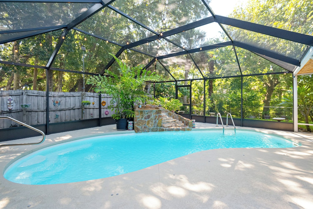 Private Backyard Oasis: Cocoa Family Home!