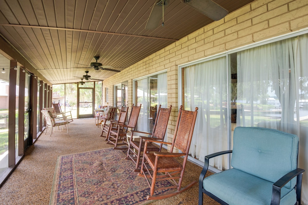 Lake Winnott Home w/ Boat Ramp & Dock