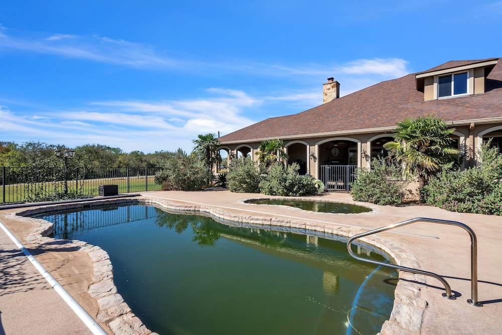 Luxurious 4-Bedroom Oasis with Private Pool Home