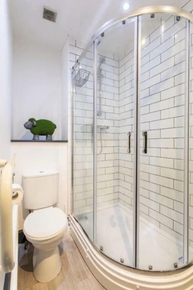 Captivating 1-bed Apartment in Swansea view 3