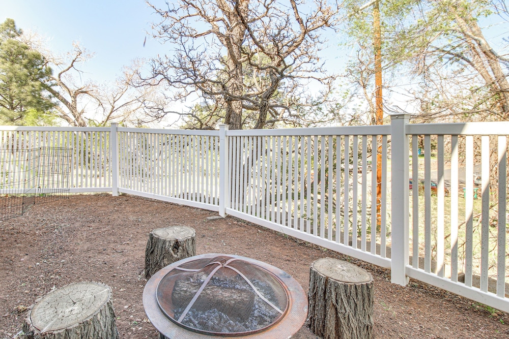 Walk to Dtwn Show Low: Townhome w/ Balcony