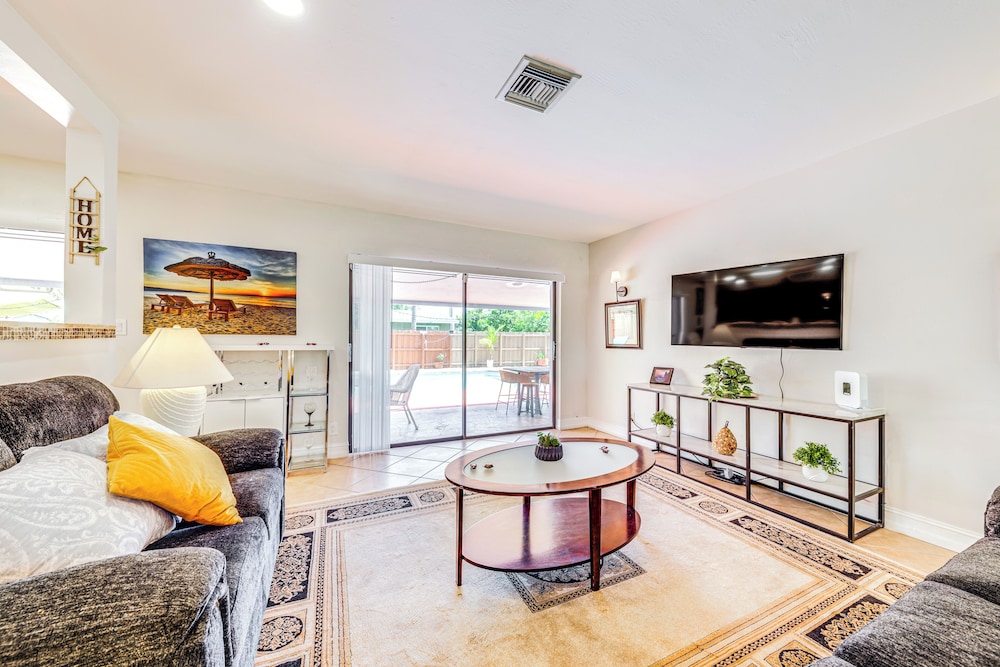 Walk to Dining & Shopping: Pompano Beach Home!
