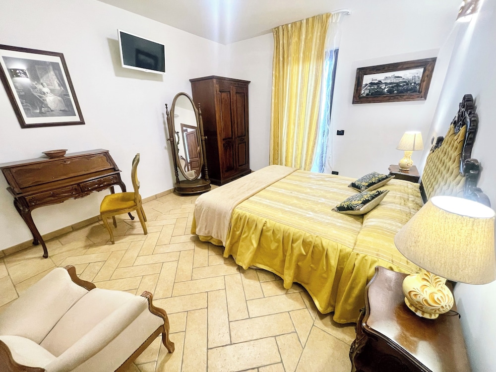 Charming Villa in Umbria - Sleeps 16 - Lake View - Pool, Jacuzzi and Events Room