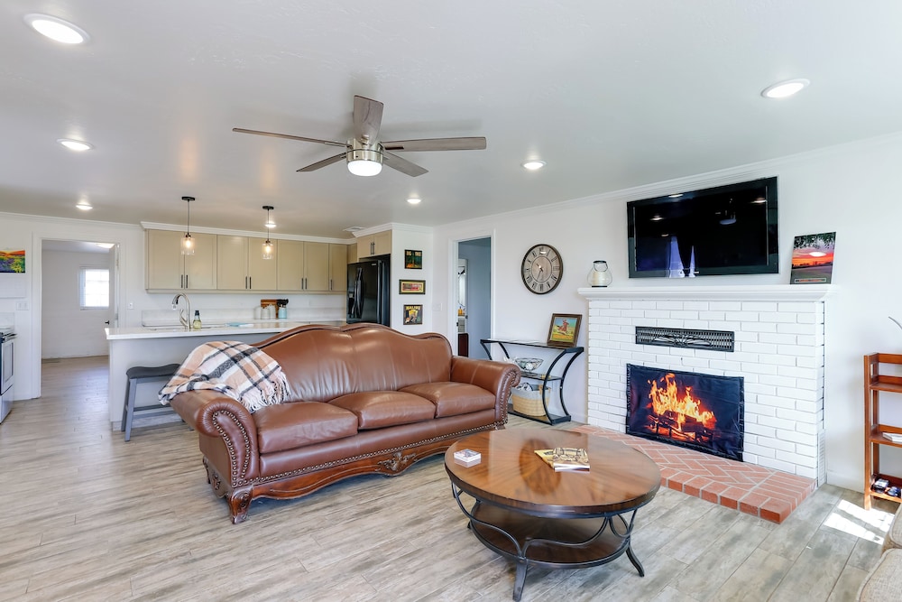 Mtn-view Home w/ Patio & Grill in Woodlake