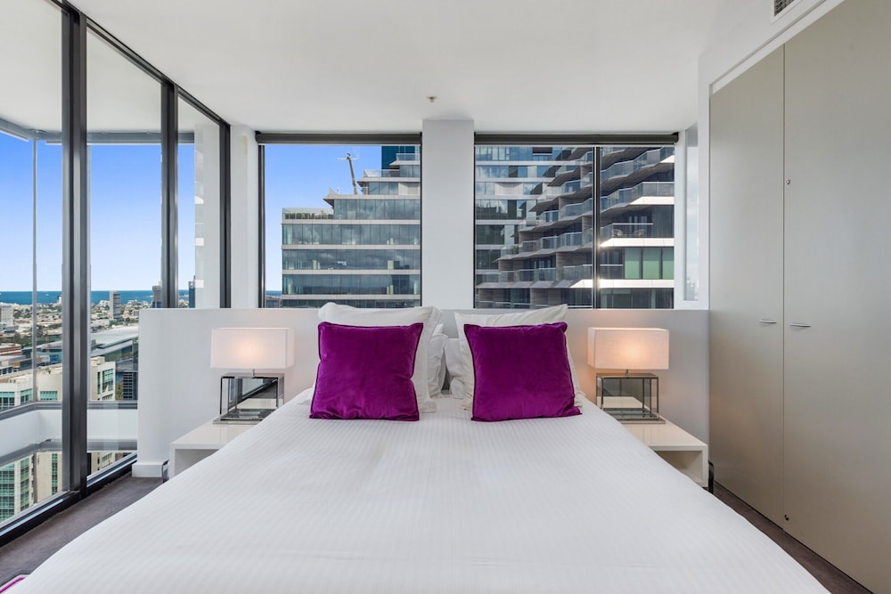 Incredible City Views in Convenient CBD Apartment