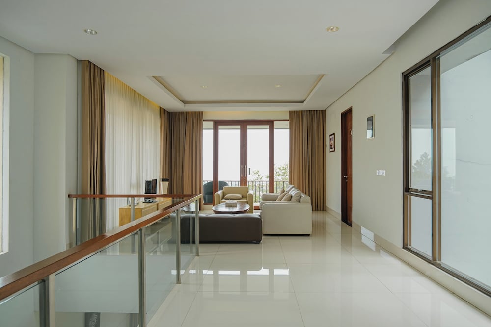 Oyama City View 4BR Villa with a Heated Pool