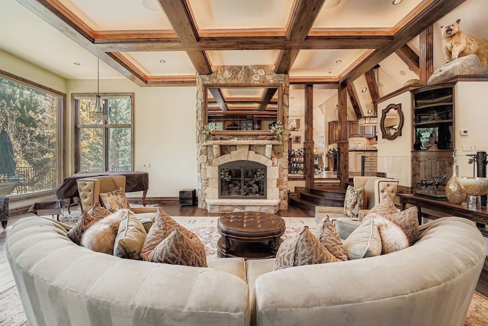 Fairway Drive Retreat 6 Bedroom Home