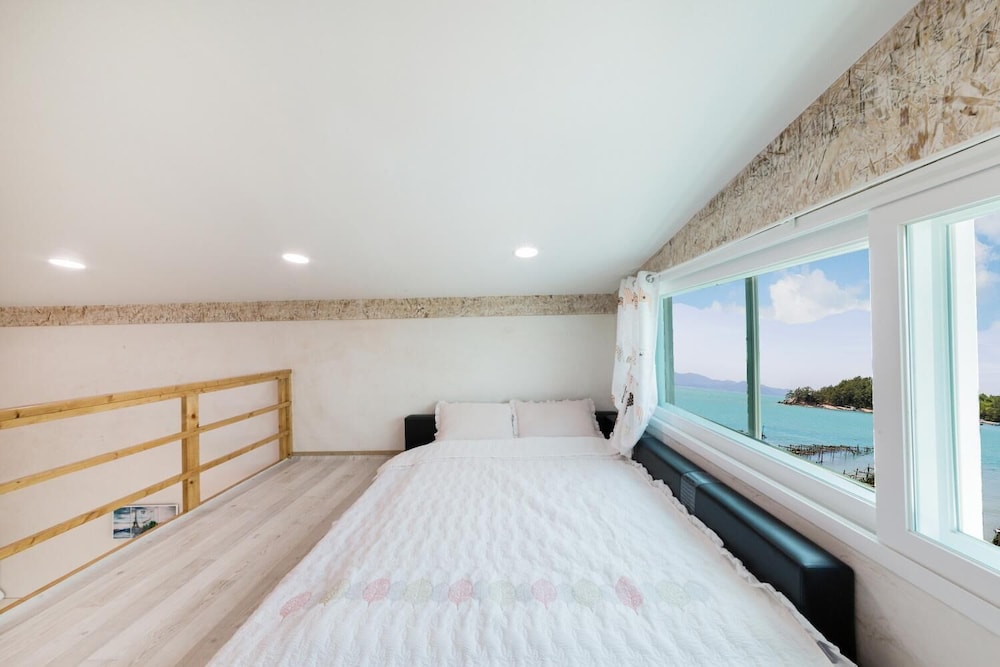 Yeosu Dolsanmaru Pension