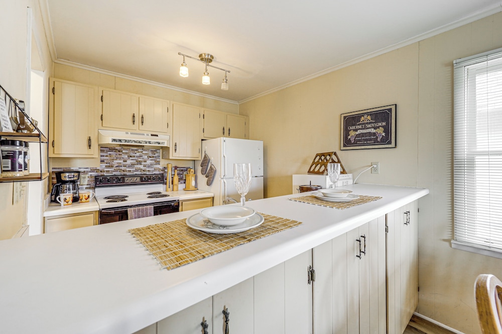 Walk to Hiking & Skiing: Beech Mountain Condo