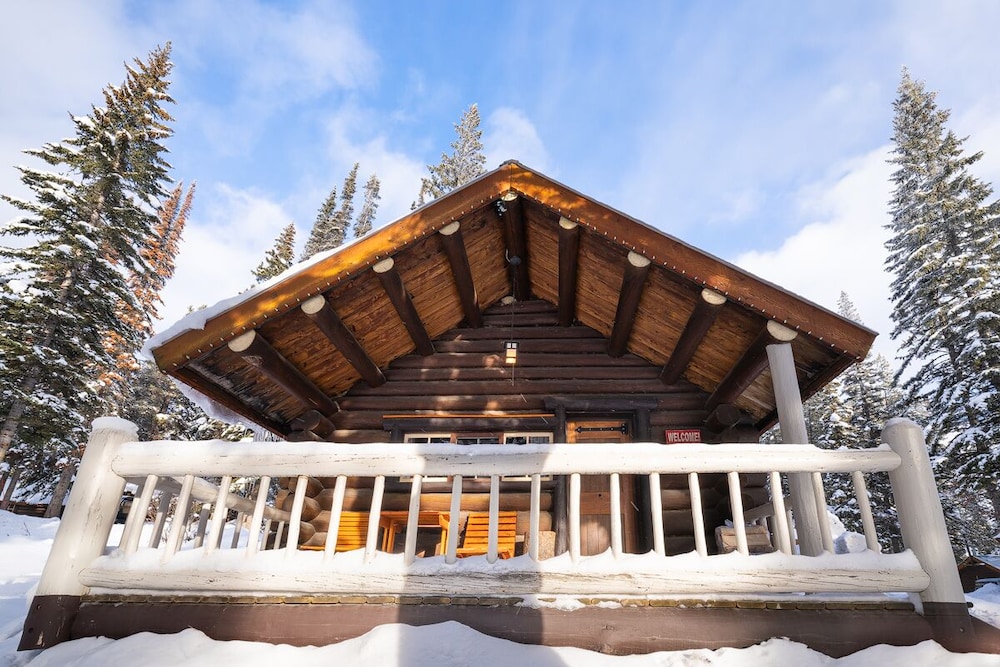 Storm Mountain Lodge Cabins & Dining