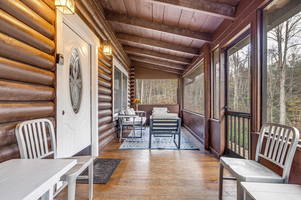 Artful Craftsman Hot Tub, Firepit, and Pond Gatlinburg + National Parks