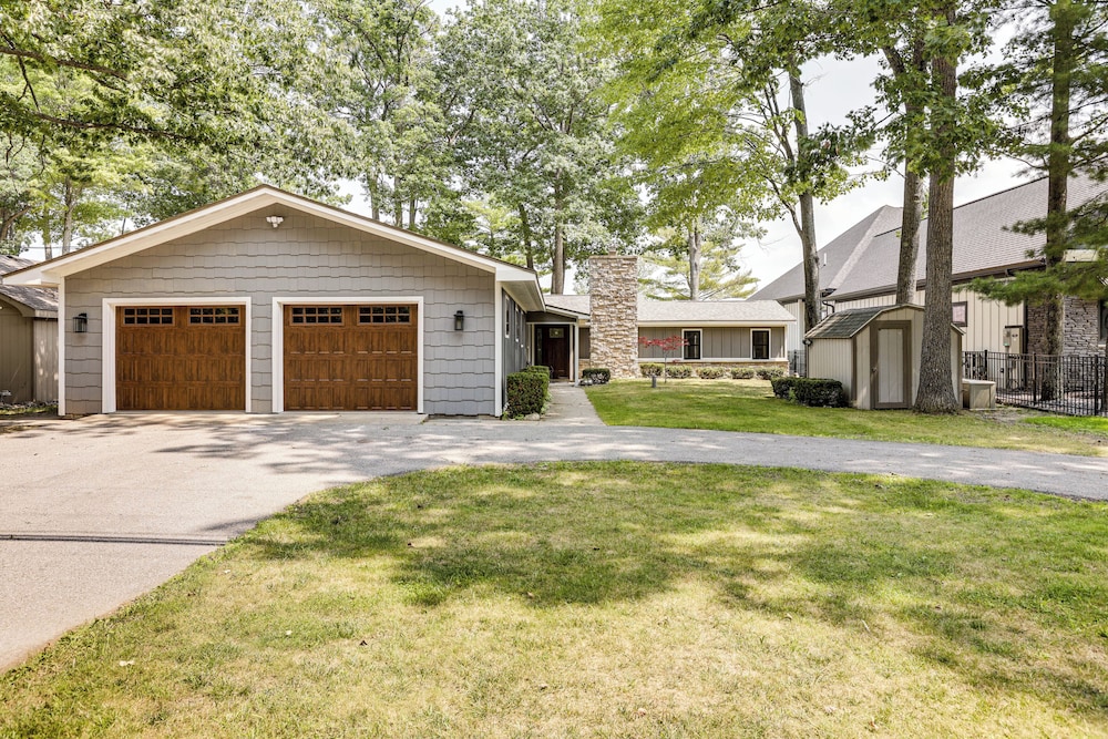 Swim, Fish & Boat: House on Stunning Higgins Lake!