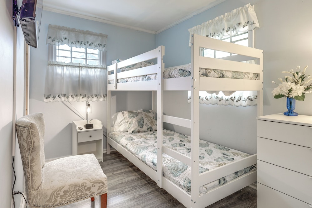 Cozy Cape Cod Cottage < 2 Mi to Beach!