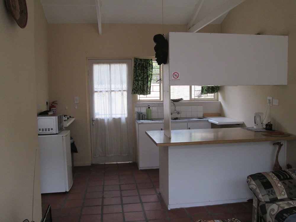 Inyathi Guest Lodge & Self Catering Chalets