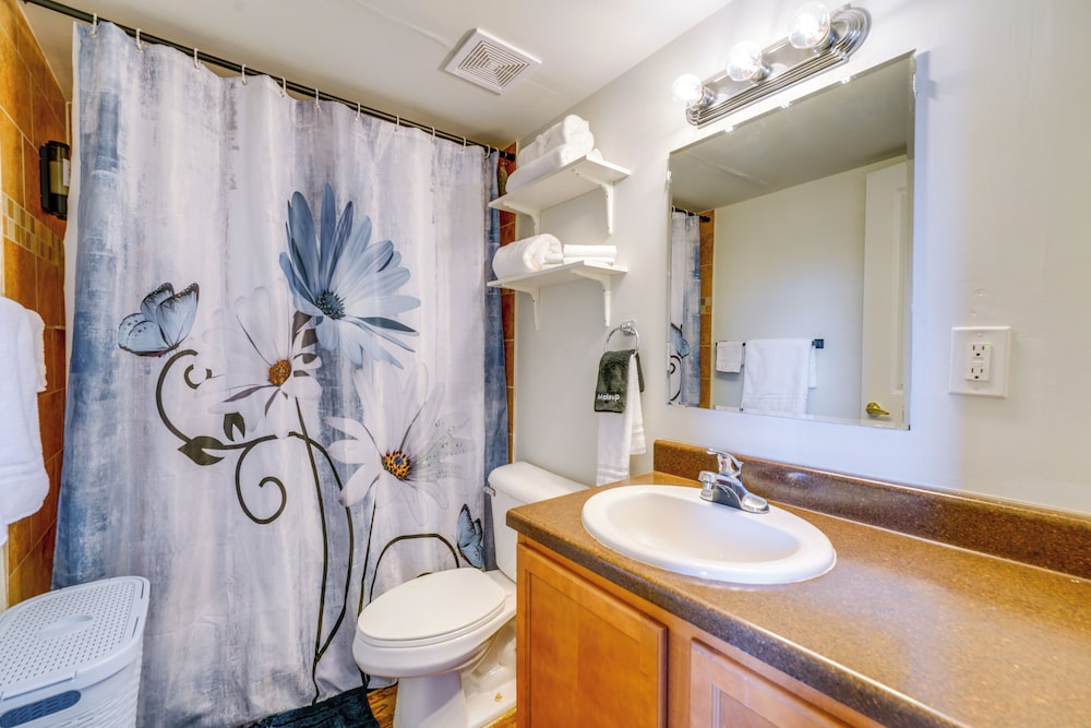 Steps to Riverwalk! City-view Condo in Corktown
