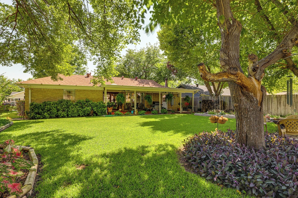 Home w/ Backyard Oasis < 7 Mi to At&t Stadium!