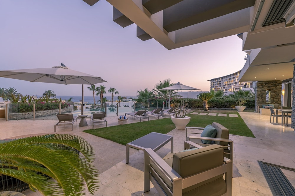 6 BR Huge Villa Steps To Beach Plus A Pool House