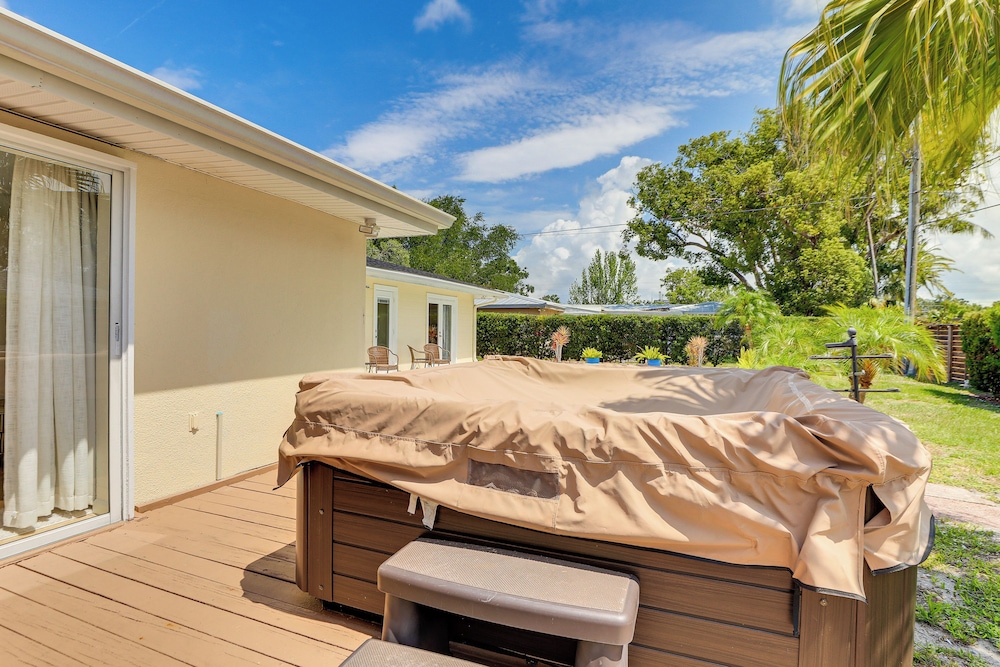 Poolside Oasis 6 Mi to Beaches: Sarasota Hideaway!