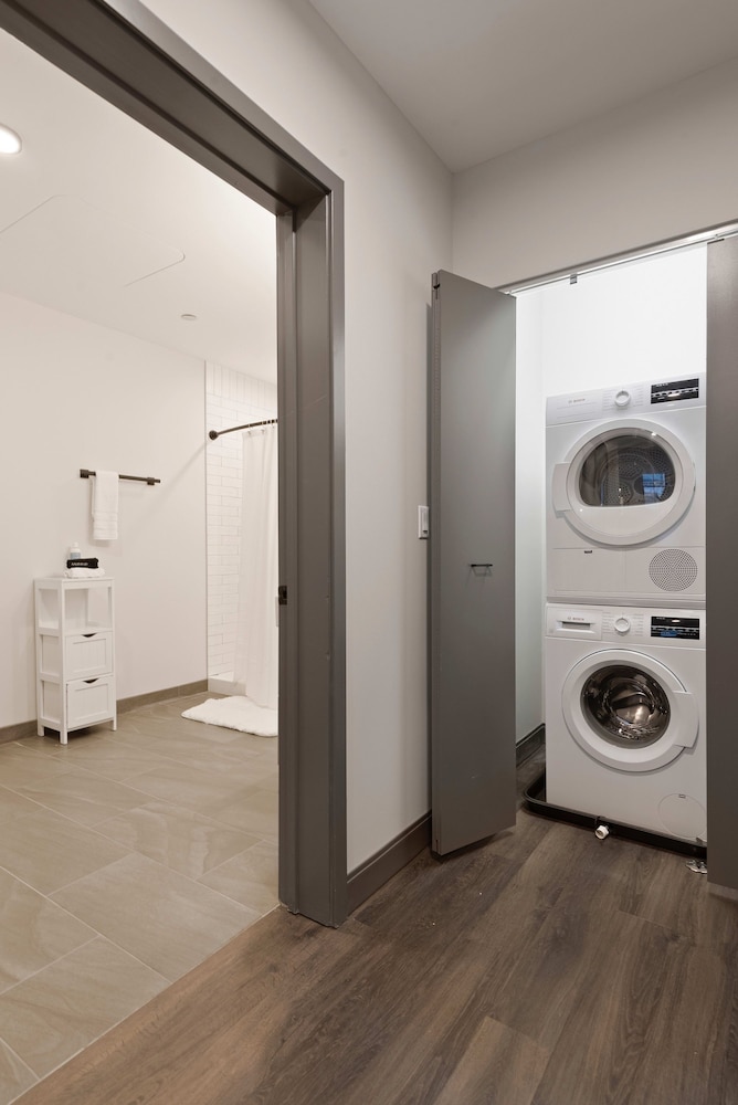 Urban Retreat 2BR Resort Amenities Downtown